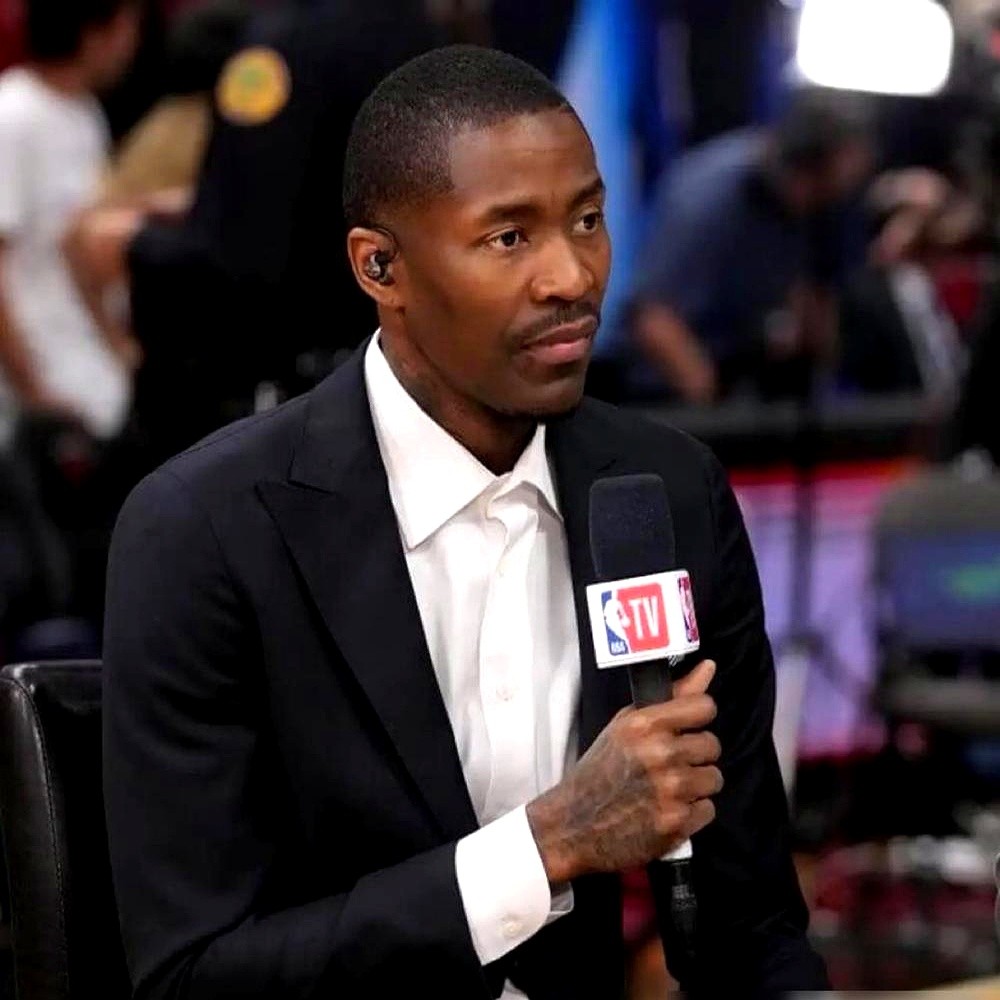 把库里排在历史前十，还是甩到十五名开外？前NBA球员贾马尔·克劳福德一句话直接把球迷群聊炸了。

他在谈到历史地位时放话，库里眼下板上钉钉就在10到15名之间，虽然补了一句“故事没写完以后还能冲前十”，但评论区已经吵翻了天。毕竟在《露天看台》刚排的百大榜单里，库里高居第10，身后压着第11的科比和第