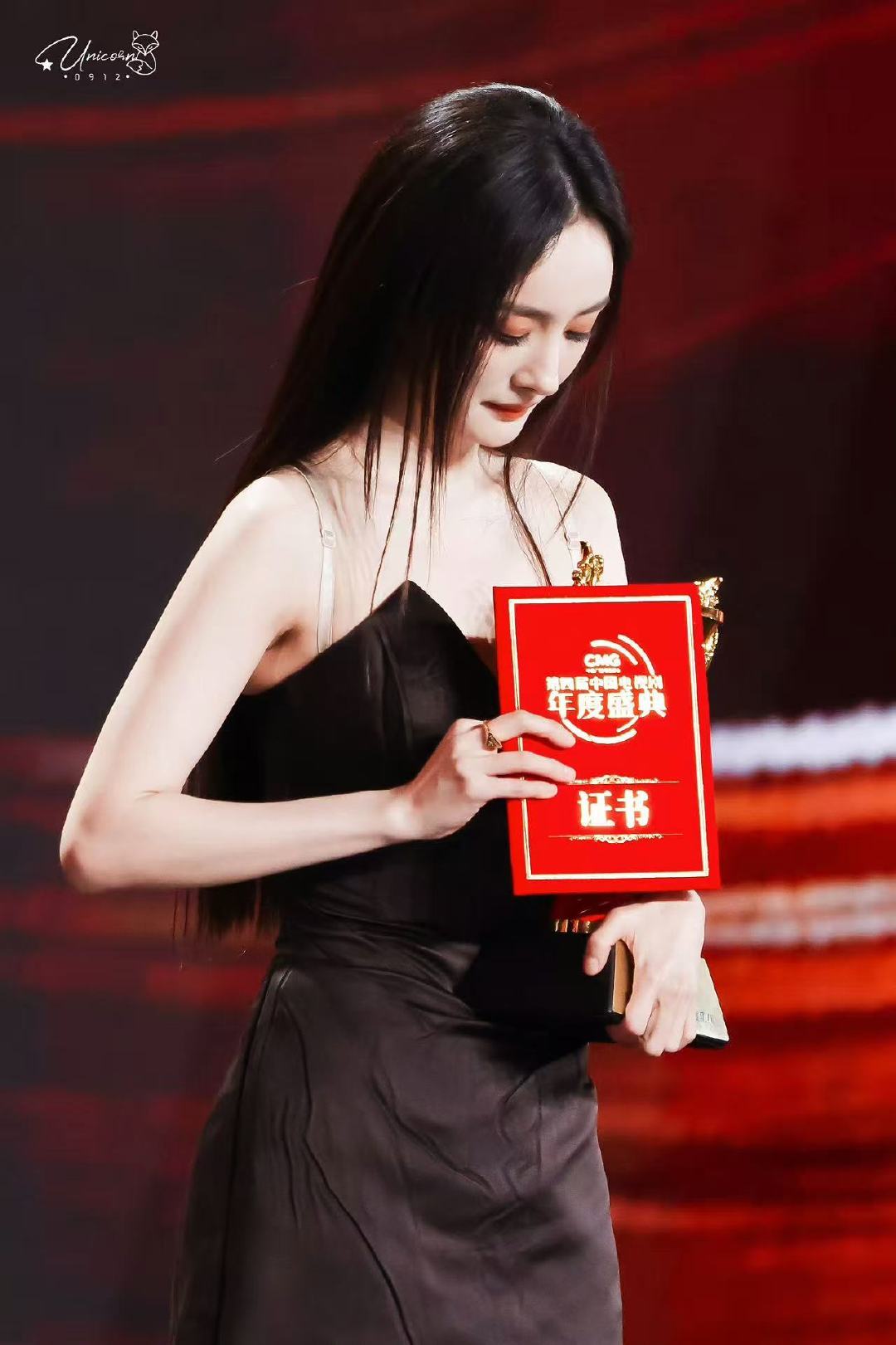 #杨幂生万物最大奖微博QUEEN#
总台视后的《生万物》💥无论过去多久，好的作品，好的角色，好的演员，都有人记得！ ​