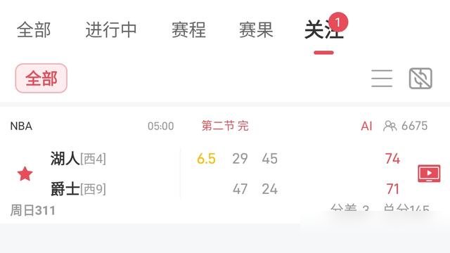 湖人崩了不叫暂停，爵士崩了也不叫暂停，俩教练跟商量好似的，就看着球员在场上瞎打。
东契奇52分，8个三分，里夫斯29分，湖人从落后到逆转，全程没见爵士叫一个暂停断节奏。反过来湖人被追分那阵，教练席也稳得像尊佛。
球迷都看傻了，这哪是NBA，这是训练赛吧。战术板是摆设？还是现在流行让球员自己解决问