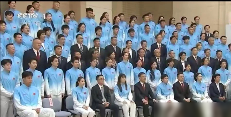 王楚钦四冠王时坐哪儿，林诗栋三冠一银又坐哪儿，这对比太真实了。
10月10日国乒总结大会合照，林诗栋坐第一排，21岁，名古屋亚运会三金一银，男单决赛4比0把王楚钦剃了光头。
再看王楚钦，身兼三项，三块银牌，男队队长，带伤扛完全程，结果站位直接被舆论架在火上烤。
有人翻出杭州亚运会的老账，那会儿