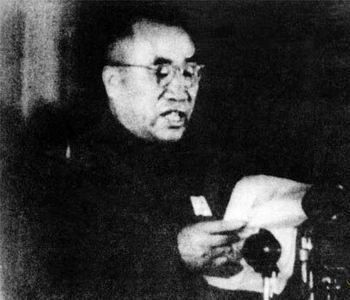 在十大元帅中，能被毛主席称为“老总”的仅有三人，分别都有谁？


毛主席平时极少用“老总”称呼部下，唯独对朱德、彭德怀、贺龙破例。

这背后，藏着人民军队早期最核心的建军密码。

朱德是红军的定海神针，南昌起义主力打散后，是他收拢残部保住火种，最终促成井冈山会师。

贺龙两把菜刀起家，在党最困难时拉