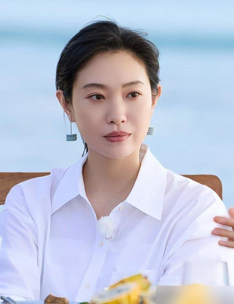 36岁女演员王佳佳，生完孩子回来，直接没戏拍了。
制片人说得很直白，演妈太年轻，演少女太老，卡在那了。这一卡就是四年。
直到《余红旧事》找她演个东北片警刘娟。假扮神婆抓小偷，被前夫把孩子扔门口，白天办案晚上骂街。一场哭戏，弹幕直接炸了，说这哪是演的，这就是我二姨。
她本来就是东北人，台词里那股