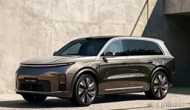 国产汽车10大动力电池：
1、弗迪电池——比亚迪、腾势、方程豹；
2、宁德时代电池——问界、极氪汽车、小米汽车；
3、中创新航电池——小鹏汽车；
4、欣旺达电池——小米汽车；
5、国轩高科电池——五菱汽车、零跑汽车；
6、亿纬锂能电池——小鹏汽车、广汽埃安；
7、蜂巢能源电池——长城汽车、魏牌、欧拉