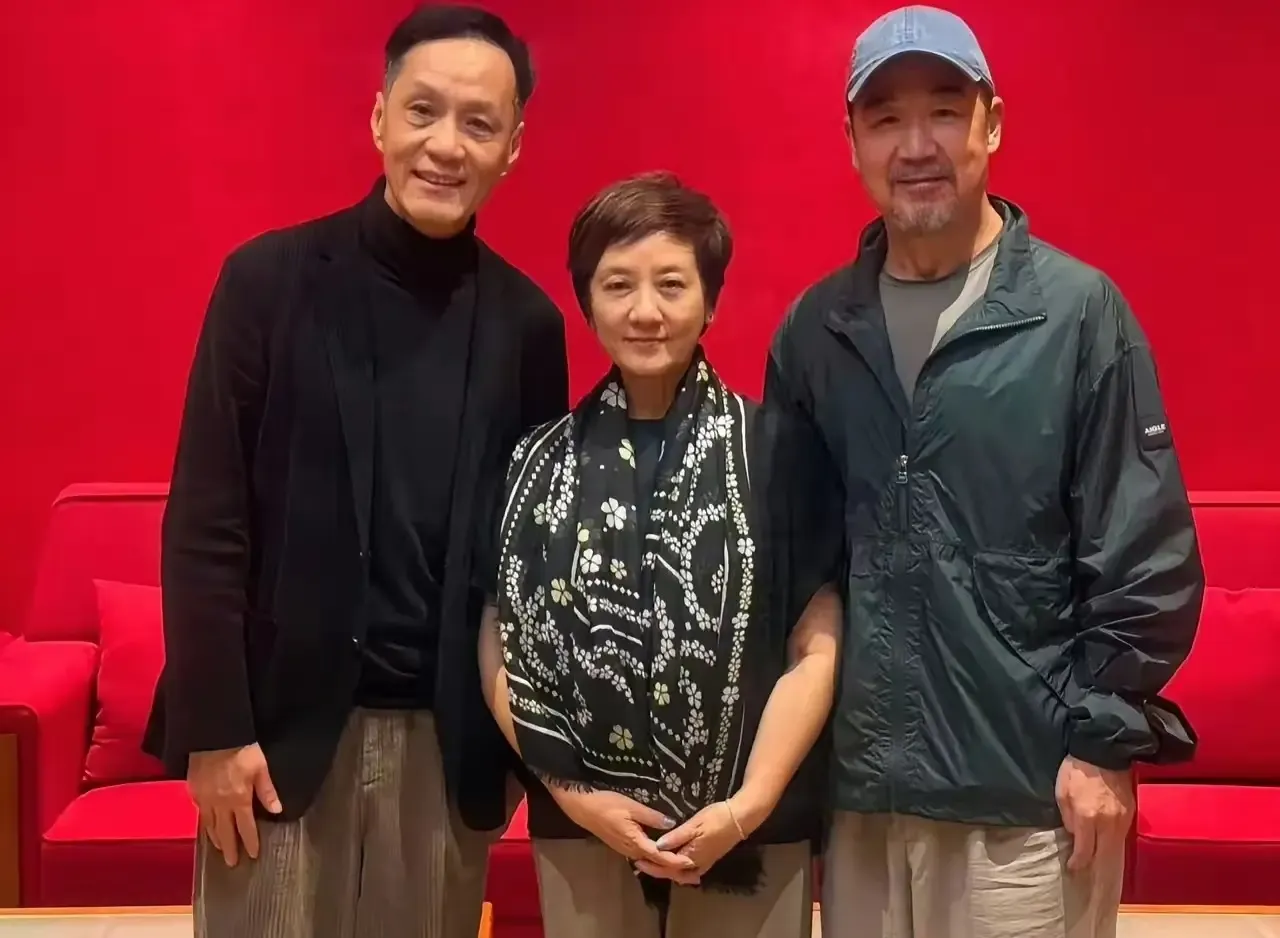 张国立，激动发文！

9月6日，深夜，71岁的演员张国立，罕见激动发文，并晒出了几张合影，当看清照片上的人，网友也忍不住感慨：&34;喜欢的老戏骨们同框，太难得了！&34;

后台的灯还亮着，濮存昕身上的长袍没来得及换，冯远征刚演完《迷幻》，张国立和邓婕就站在一旁，几个人笑得很自然。

没有盛大的红毯，也没有刻