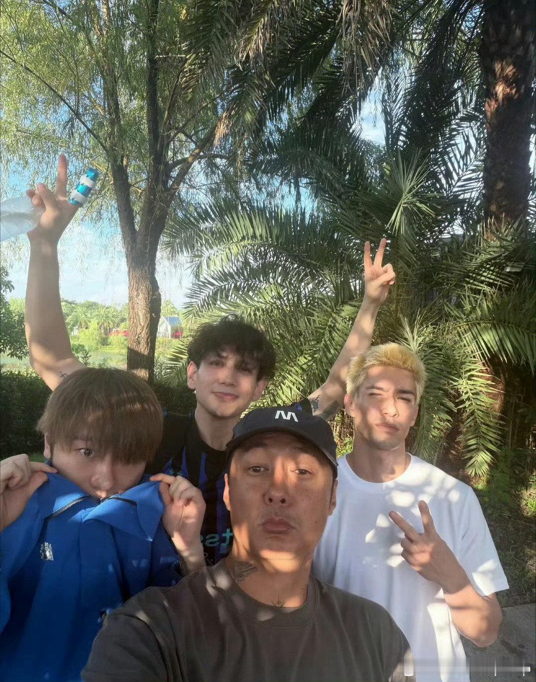四兄弟同框！艾热、王以太、米卡、余文乐最新合照！🔥

#披荆斩棘# ​