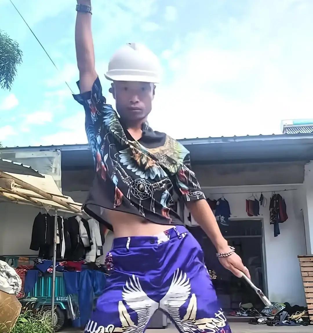 江苏“舞王”，中集集团电焊工，“焊武帝”葛兵兵，已经走投无路，他被中集开除了，漂亮的女朋友也分手了，团队合作伙伴也纷纷离开，他最终落得倾家荡产，众叛亲离的下场。“公司把我开除了，女朋友也走了，团队的人都散了，我现在连吃饭都成了问题，接下来该怎么办？”

葛兵兵蹲在郊区那个小加工厂门口，把最后一口冷馒