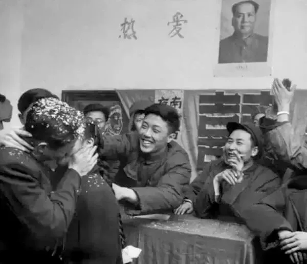 1957年，北京，结婚。马克•吕布/摄。
	
#历史老照片