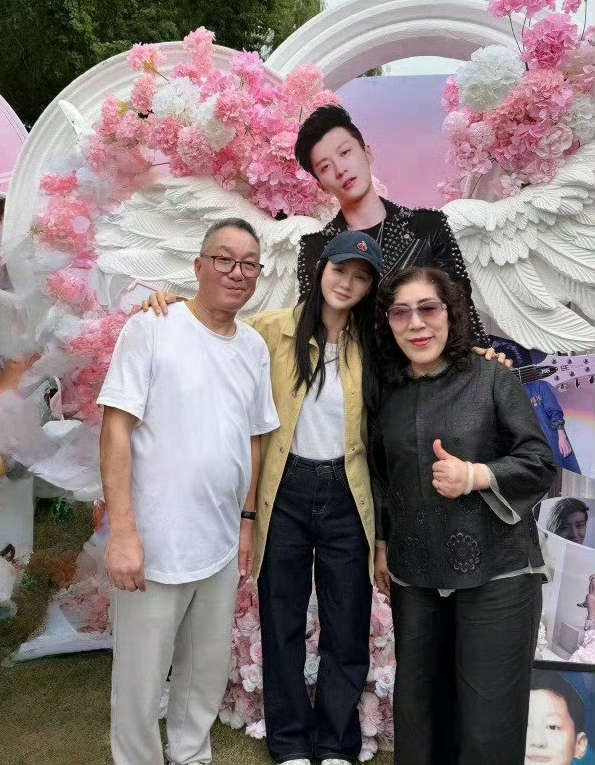 陈乔恩，引发热议！

10月15日，陈乔恩晒出粉色花束和与乔任梁父母的合照，并发文：10年了，你永远都是少年。

一时间，让人有些恍惚，原来那个笑死了有酒窝的男生已经离开10年了。

难得的是，他离开的10年里，陈乔恩每年忌日都会去陪伴他的父母，平时更是一直关心着两位老人。。

不得不说，能十年如一