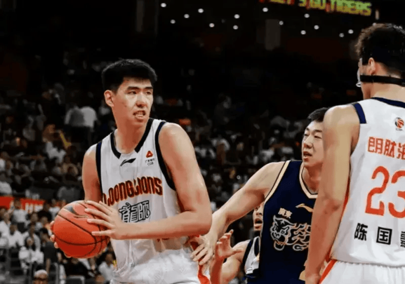 出国泡汤！
徐昕基本无缘NCAA。
NCAA杨百翰大学已联系塞尔维亚内线彼得，并对他进行了考察，以期让他填补最后一个阵容名额。

这不禁让人想起当年的陈江华，陈江华在美特训时间，郭士强把他召回打热身赛，然后只给打一丢丢时间，后面直接不用了。

国家队集结合练叫了大量本来计划出国训练的年轻球员来国家队