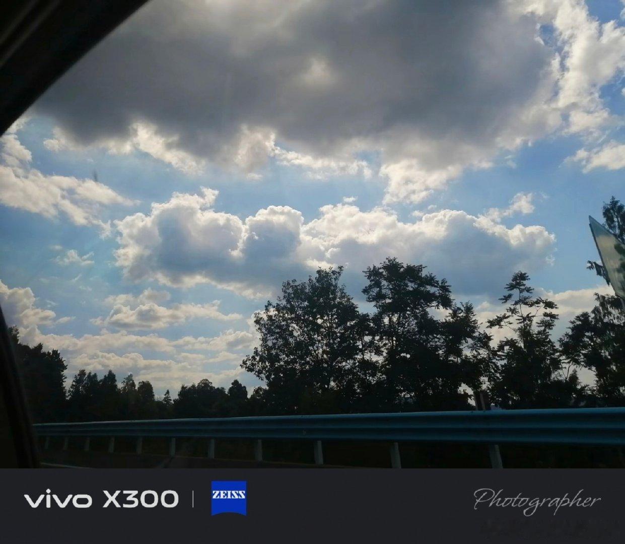 #vivo[超话]##vivo超话# 坐车途中偶然抬头，漫天云朵层层叠叠，用手机定格这一刻，旅途的疲惫都消散不少。 ​