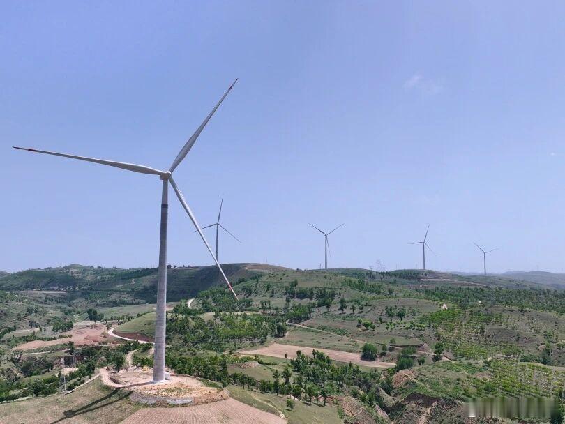 #省企直达#【“风光储”协同发力 完成发电22亿千瓦时】今年入夏以来，极端天气频发，电网负荷持续攀升，新能公司“风光储”协同发力，60余个场站直面高温、雷雨、台风等多重考验，全力以赴做好运维、发电保供与应急处置各项工作，圆满完成2026年度迎峰度夏保供任务。 ​