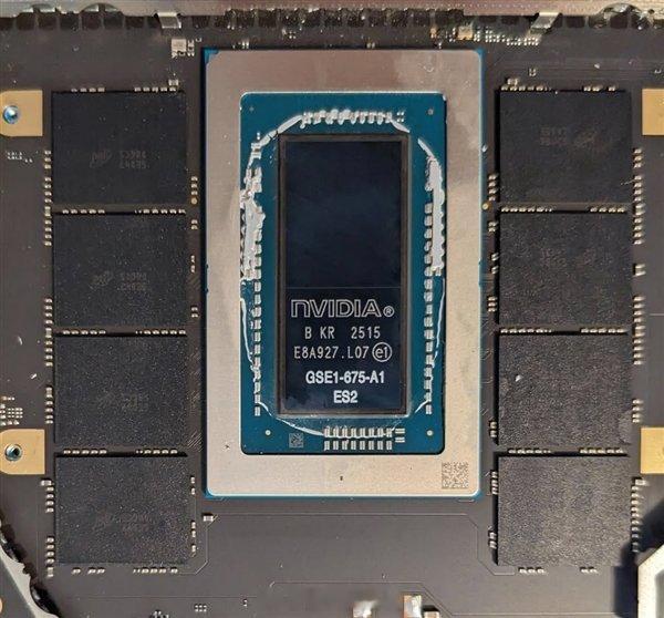 微软Surface Laptop Ultra规格泄露：RTX Spark与128GB内存配置曝光[笑而不语]

核心配置与内存选项

• 10月7日消息，近日有关微软Surface Laptop Ultra笔记本的详细规格再度流出，这款搭载NVIDIA RTX Spark的新品将提供两种处理器配置，统一内存最高可选128GB，而入门配置则仅配备24GB。

• 具体来看 ​