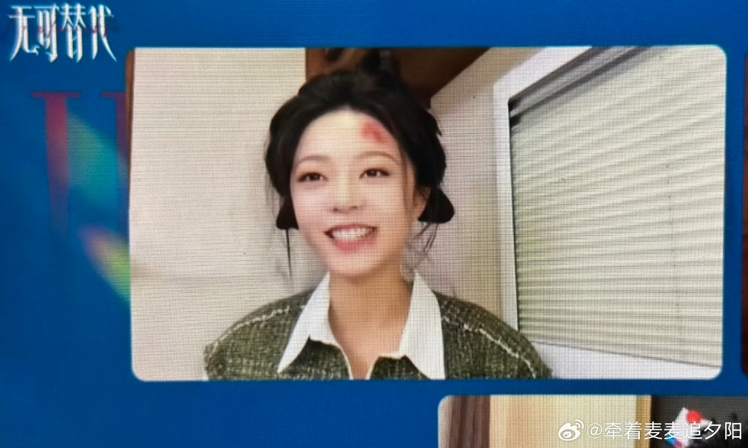 #赵今麦顶着受伤妆就来直播了# 第一次见演员顶着受伤妆上直播，赵今麦还笑得那么开心，可爱得让人忘了那是伤妆。[允悲] ​