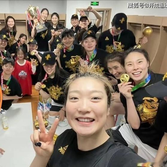 《3年感情纠葛落幕！李梦公布新选择，与张隆分手背后藏着多少无奈？》20...
