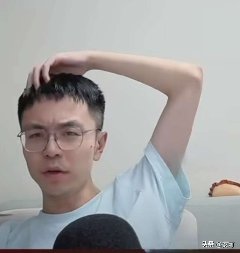 国乒女团2比3日本女团
小钱：真的脸黑了呀，大迪也不知道还有没有下届，真的难受，桥本确实开心啊，大功臣啊，佐藤肯定是实名羡慕。
这比赛其实我感觉也真的有点奇怪，把蒯曼避开削球，其实我觉得比男队之前亚运会的时候还无语，男队那个至少来说知道温瑞博状态是正常的，陈熠这场状态不行他们都知道的，其实综合起来比