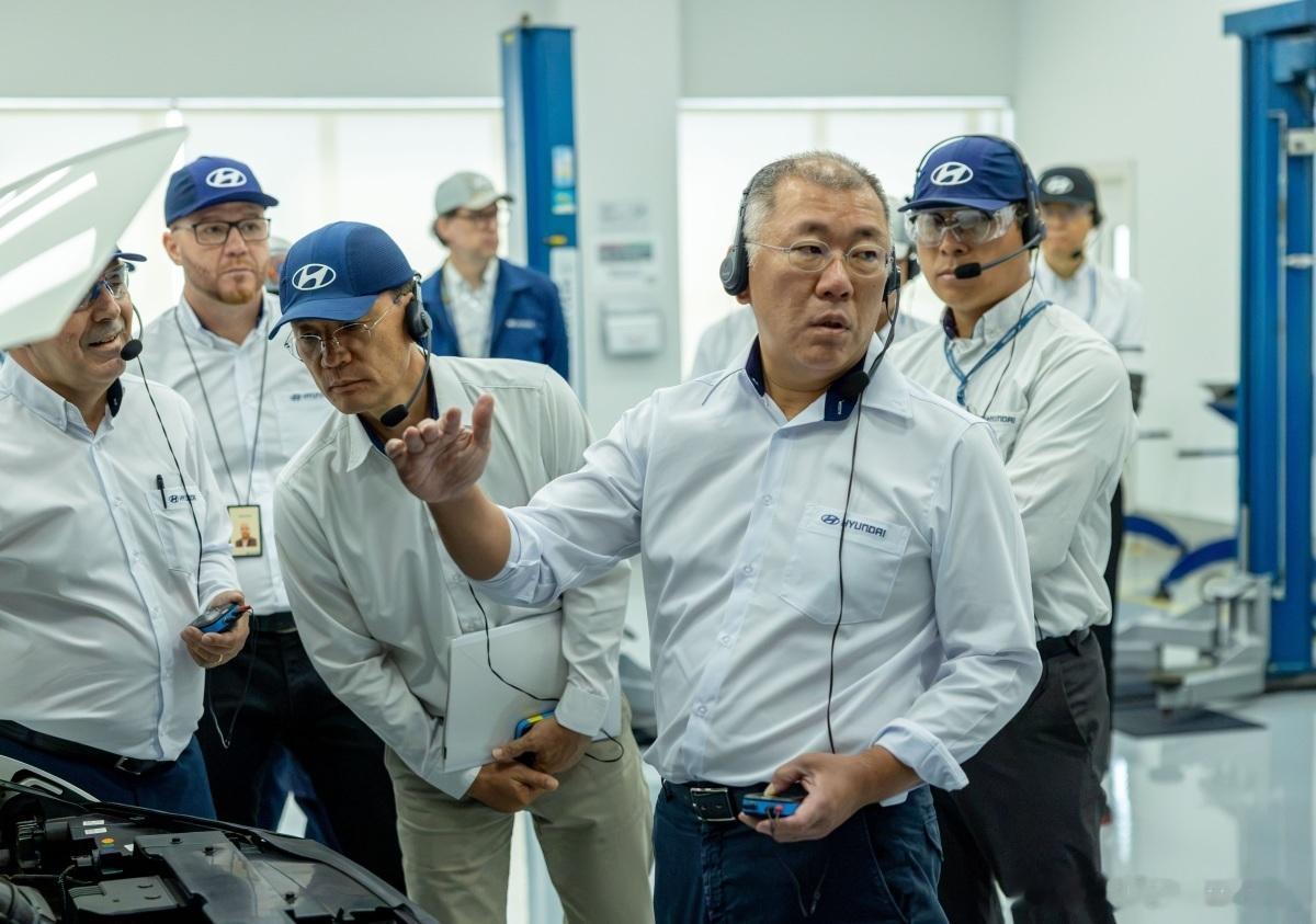 【郑义宣执掌现代汽车集团六年 从汽车制造商迈向实体AI企业】#韩国[超话]# 现代汽车集团会长郑义宣将于14日迎来就任六周年。现代汽车集团正加快从传统汽车制造商向"实体人工智能（AI）企业"转型，计划依托整车业务的竞争优势，推动自动驾驶、机器人技术与AI驱动的制造体系深度融合，培育新的增长动力。 ​