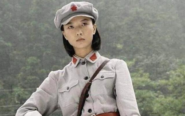 一个刚出生19天的女婴，被裹进襁褓，跟着大部队走了二万五千里长征。这个孩子后来成了少将，而她的母亲，才是今天真正要说的奇女子。

她叫蹇先任，湖南慈利人，1909年生在一个殷实的商人家庭。家境不错，读过书，本可以安稳过一辈子，她偏不。1926年入团，1927年入党，1929年一头扎进湘鄂西革命根据地