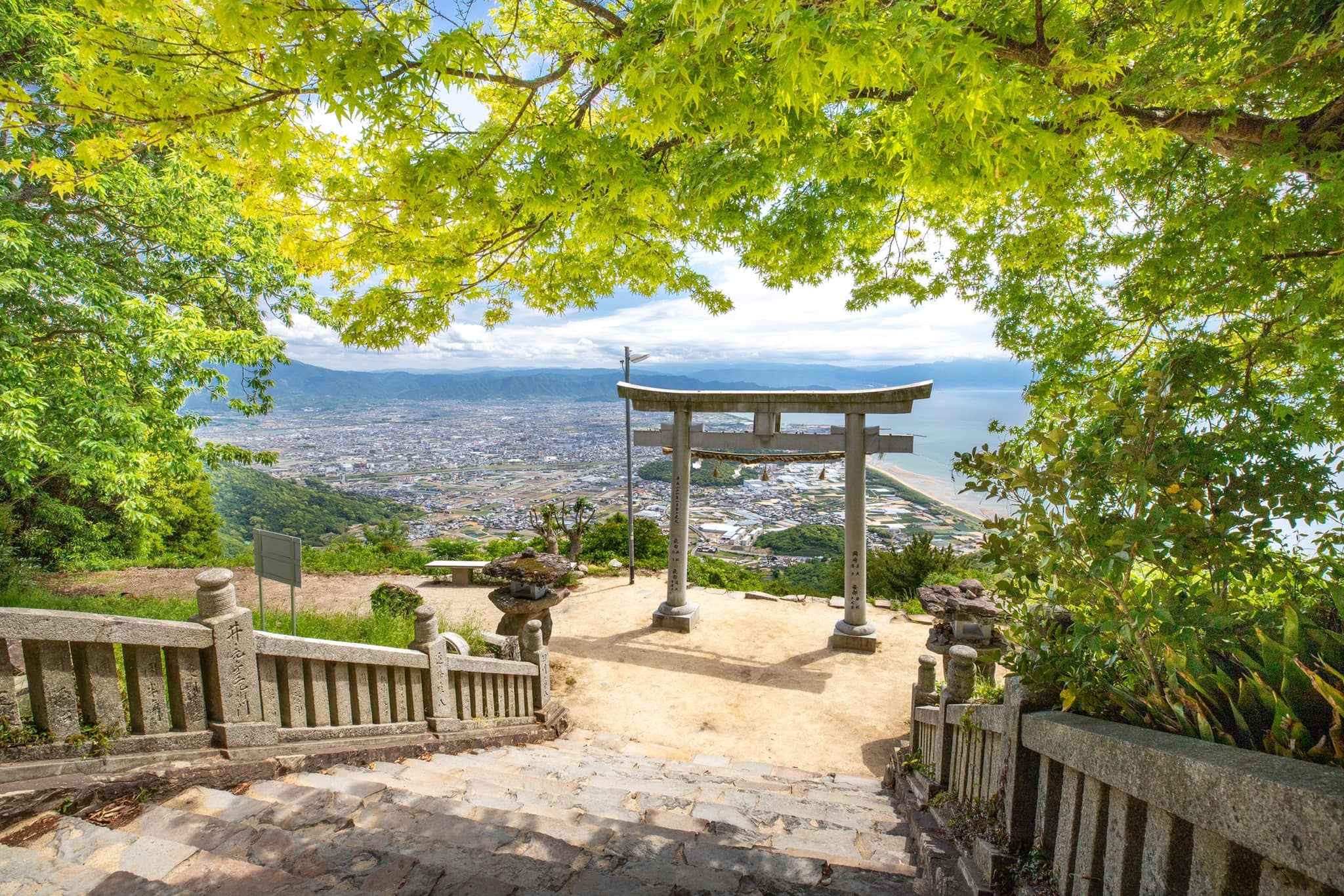 [震惊] 高屋神社出行信息

因山路存在坍塌风险需要维护，前往高屋神社本宫（天空の鸟居）的山路将在九月底封闭，在此期间，从观音寺市内前往高屋神社本宫的Shuttle Bus也将停运；前往高屋神社本宫的时候，请大家搭乘观光巴士至高屋神社下宫，再徒步前往（步行时间约50分钟）

道路封闭期间：2026年9月2 ​