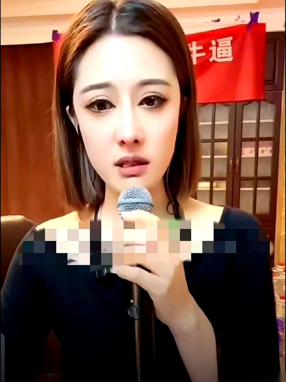 开煤矿的榜一大哥给女主播文静刷了120万，外加一辆路虎车和金项链。
线下见了面之后，他才知道对方是1986年的，离过两次婚还带着两个娃。
大哥晃着手里的聊天记录，在镜头前拍着桌子非要讨一个说法。
网上传得沸沸扬扬的这档子事，最扎眼的还不是那笔巨款，而是两个人撕破脸皮的方式。
大哥气得咬牙切齿，起因居