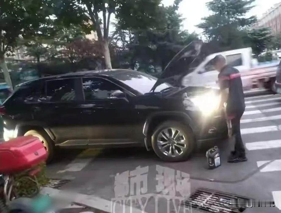 4S店保养忘加机油，刚开1公里发动机爆缸！车主拒绝8.8万回收，赔偿谈崩

山东青岛赵先生有一台使用一年多的丰田威兰达，平时爱惜有加。

9月27日，赵先生将车辆送到4S店做第二次保养。保养完成后赵先生驾车离开门店，车辆刚驶出约1公里，发动机直接爆缸熄火。

赵先生没有再次尝试启动车辆，当即联系4S