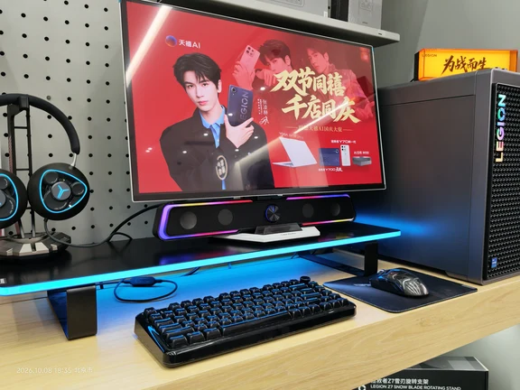 ✨小白闭眼入的品牌整机｜拯救者刃7000K
不想折腾装机、怕踩坑的看过来！
拯救者刃7000K真的省心天花板👍
钛晶灰机箱+侧透玻璃，ARGB幻彩灯效氛围感拉满，摆在桌面颜值直接在线[加油R]
乾坤散热架构，风道设计到位，长时间玩3A、剪视频也稳得住🔥
i7+RTX独显，3A大作高画质流畅跑，PR/AE渲染、建模、AI绘图通通hold住[哇R]
DDR5高速内存+PCIe4.0固态，开机秒进，游戏加载飞快[哇R]
预留升级空间，后期加硬盘内存很方便
✅兼顾游戏+生产力，学生党/自媒体/游戏玩家都合适[偷笑R]
不用研究配件兼容性，到手插电即用，这就是懒人快乐机！
#拯救者刃7000K #拯救者 #游戏主机 #台式电脑 #装机推荐 #生产力主机@想想在北京
