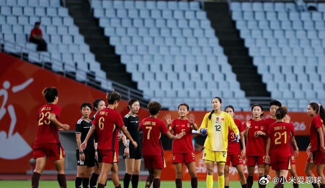 #中国女足0比1韩国女足#
名古屋亚运会女足铜牌争夺战，中国女足对阵韩国女足。开场仅4分钟，韩国女足凭借定位球机会，卢贞英头球破门，早早取得领先。

下半场中国队全力反扑，多次制造威胁，邵子钦头球被门将极限扑救，王霜内切远射击中横梁，遗憾没能收获进球。全场战罢，中国女足0-1不敌韩国女足， ​