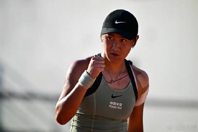 法网女单第二轮， 在首盘5-4后，对手巴普蒂斯特摔倒因伤退赛，这样王曦...