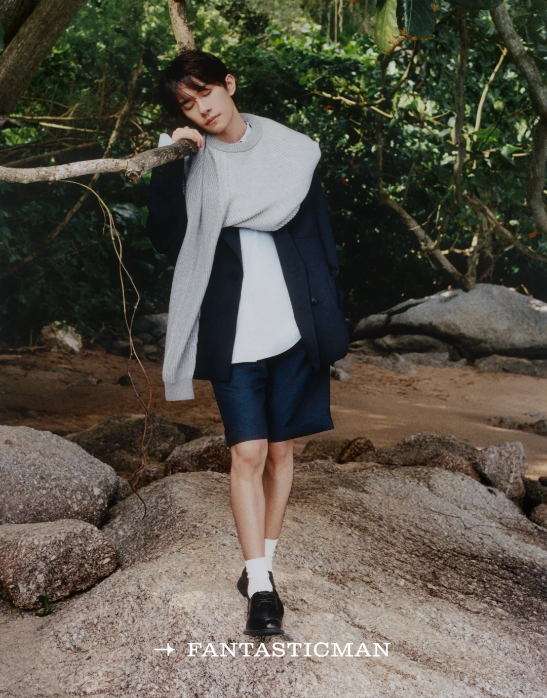 易烊千玺Fantastic Man封面，沉静中充满力量