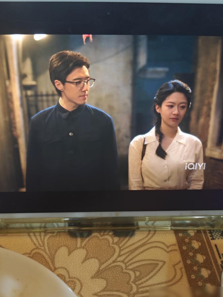 悬疑剧里塞满爹妈谈恋爱，观众快进键都按烂了。
《余红旧事》热度不低，首日破5500，市占率干到44%，断层第一。可弹幕全在骂，一到刘阳和郝洁腻歪，进度条直接拉飞。
34集，每集20分钟，本来节奏挺利索。结果上一辈感情线又臭又长，愣是把犯罪悬疑整成了家庭伦理剧。
豆瓣到现在没开分，评论区已经吵翻