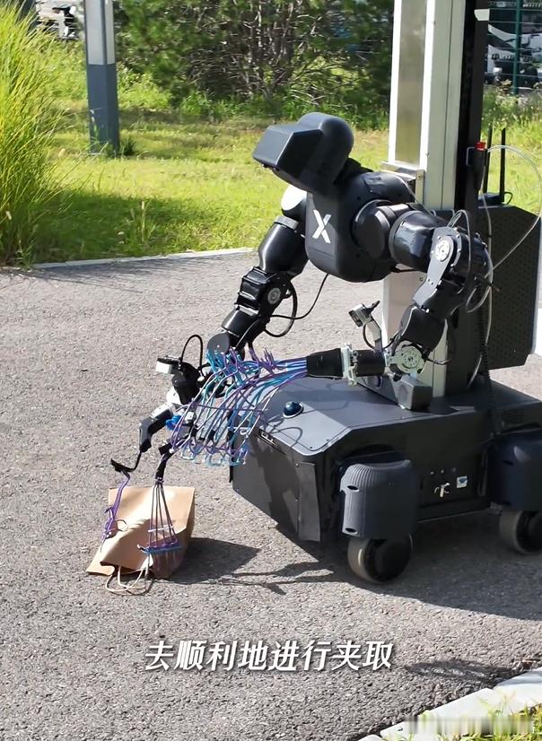 【园里来了个机器人“园区管理员”】
At the 2026 World Humanoid Robot Games in Beijing, robot contestants are required to complete three park management tasks within 30 minutes in a real park environment, including contraband inspection, uncivil behavior control, and garbage collec ​
