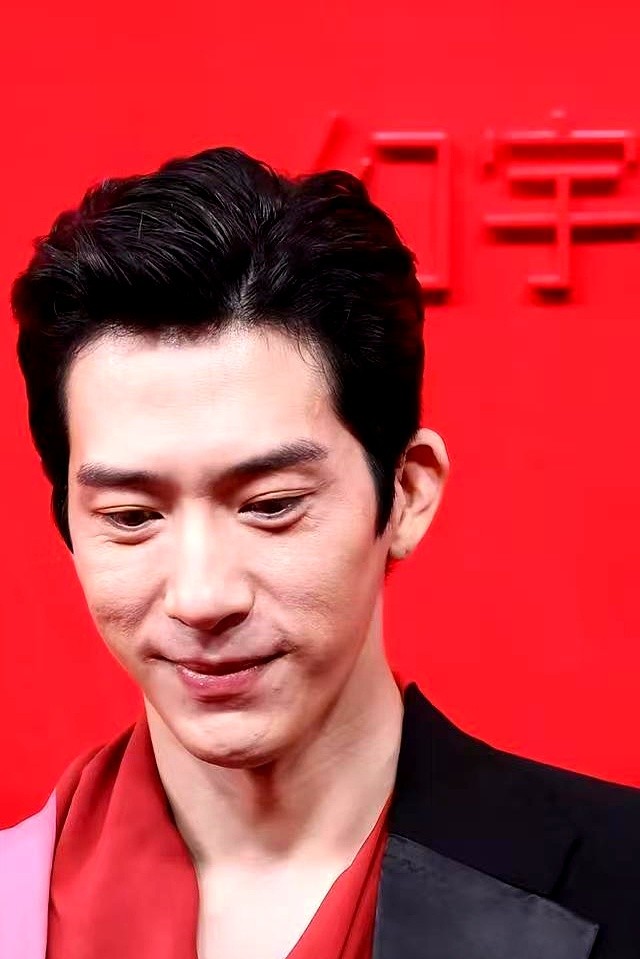 红毯近距离原相机一怼，井柏然生图直接被送上热搜。

前脚刚凭《早春晴朗》热度大涨，转头走盛典红毯就惹了争议。大背头、黑西装配红丝巾，脚上踩着一双平底皮鞋。

有人夸他松弛感拉满，成熟有韵味；但近景镜头里的面部纹路，让不少人直呼脱了剧里的滤镜差距太大，脚下那双平底皮鞋，更是直接引爆了身高争议。

生图