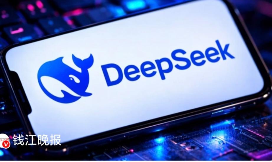 DeepSeek再度调整API定价，自8月23日零点起，周末两天调用全线执行低谷价，不再区分峰谷时段。工作日依旧保留高峰、低谷分段计费，低谷价格约为高峰的一半。
 
距离推出峰谷计价方案还不到一周，此次优化降低开发者周末开发成本，覆盖多款主力大模型。不少开发者表示，周末跑测试、调试应用，成本压力将明