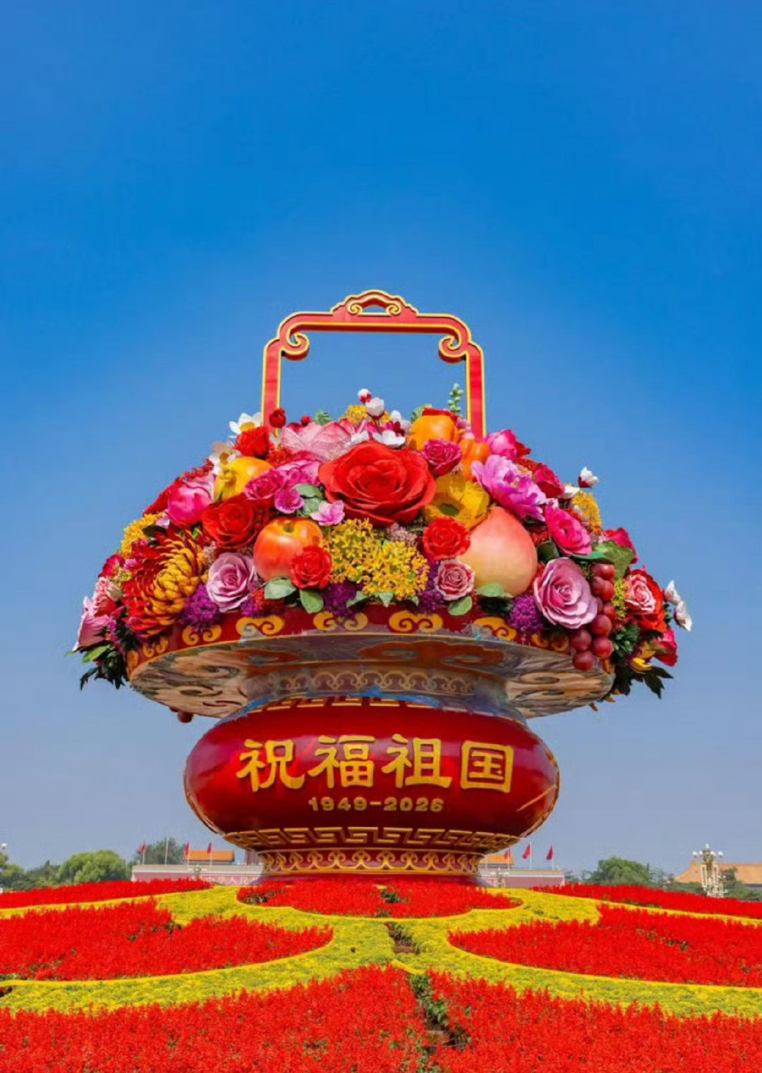 bs（社会）#天安门游客观升旗看花篮哭了#

9月30日晚，全国各地游客陆续有序进入天安门广场，静候10月1日清晨的升国旗仪式。
升完国旗后又一起大合唱《歌唱祖国》
在现场的人很难不激动不感动啊
纷纷为祖国送上真挚祝福~ ​