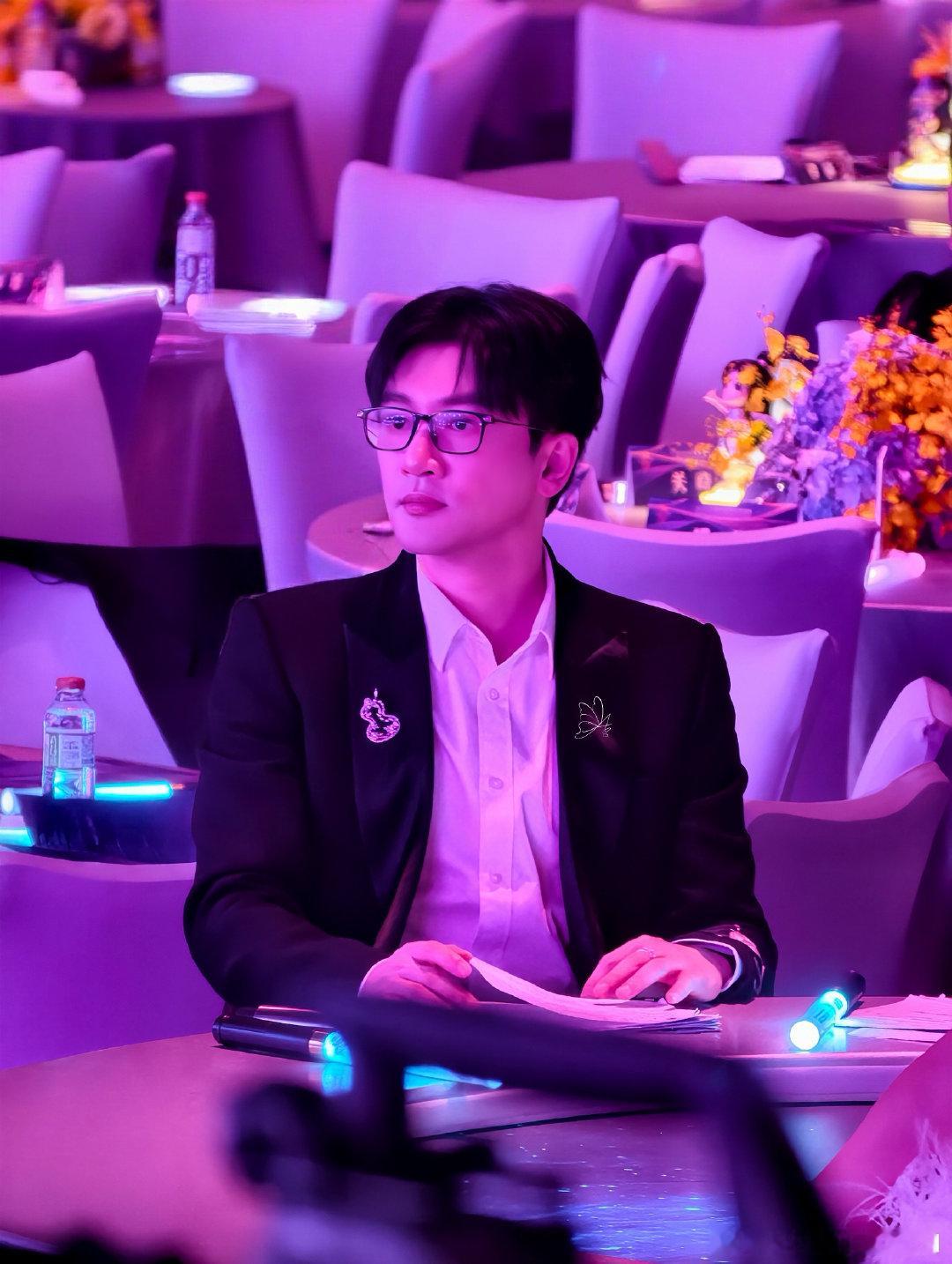 #苏有朋[超话]##就一步一步 填满你的期待# 
再来一个粉紫光下的四连拍
晚安💤⭐️🌙 ​