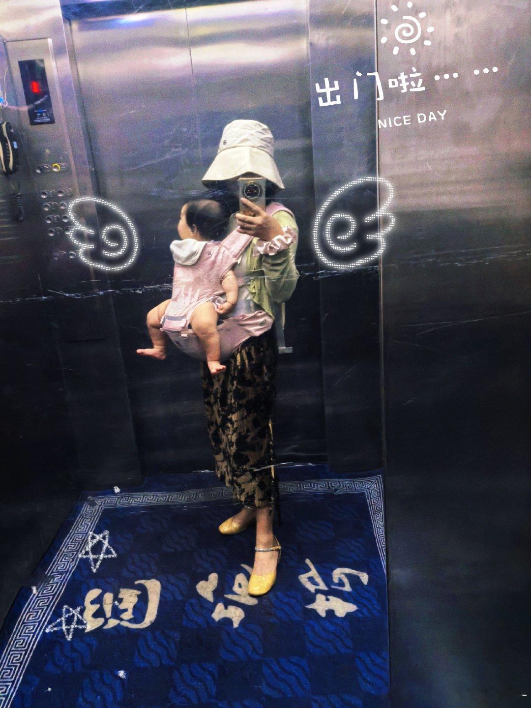 宝贝第一次出门参加婚礼
累是累了点但这两天表现还可以
现场突然联想到了要是闺女结婚
然后我俩难受的哇哇哭
要我说“我的女儿只要健康快乐就好了”
（然后最好能发展一个谋生的爱好妈妈全力支持结不结婚无所谓[园丁]） ​