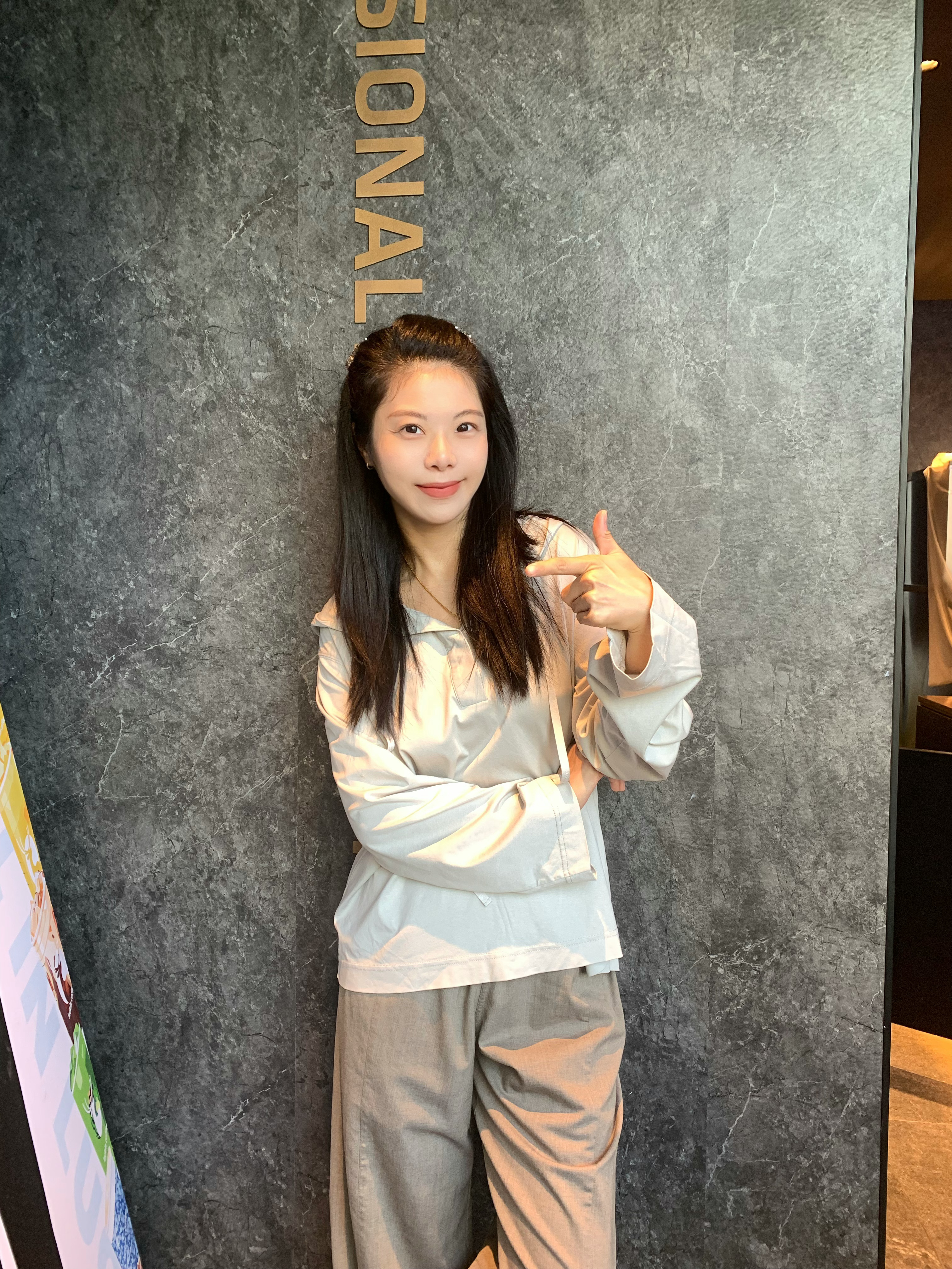 生活手记我的日常plog把平凡日常，慢慢记录下来🌿一日碎片加载完毕✅一身浅色系松弛穿搭出门，一杯冰咖啡开启下午时光，新包装颜值狠狠戳中我。午餐是开市客的莓果燕麦酸奶杯，满满的谷物，饱腹感满分。回家沉浸式下厨，砂锅芥末梅花肉配上绿油油的炒韭菜，简单调味就很好吃。收到心心念念的护肤礼盒，再装一盒小番茄+哈密瓜当作餐后水果。不用轰轰烈烈，三餐安稳，自在随心，就是理想的小日子。
