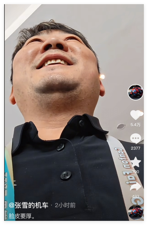 广交会现场，张雪机车创始人张雪直接来了一波“社牛式招商”。
他站在展馆里，对着周围客商喊：“我能打个广告吗？我是张雪机车的张雪，马上要上车走了，趁这点时间说一句：明年我们准备跑达喀尔拉力赛，现在还缺一个冠名赞助商，有兴趣的可以对接。”
话音刚落，现场就有人接话：“找我！我可以！”场面一下子热闹起来。