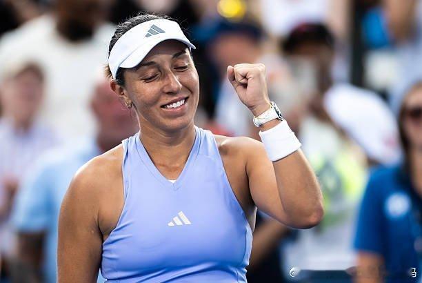 #wta[超话]##v观体坛# 
🇺🇸美网前最后一战，辛辛那提见证王者加冕
佩古拉：半决赛2h47min逆转斯瓦泰克，终结十连胜，生涯300胜达成✅，赛季45胜WTA第一🔥

高芙：半决赛仅丢5局横扫晋级，接发得分率58%，一发得分率78%，破发转化率55%，数据碾压级💥

佩古拉夺冠：生涯首个辛辛那提冠军，本赛 ​