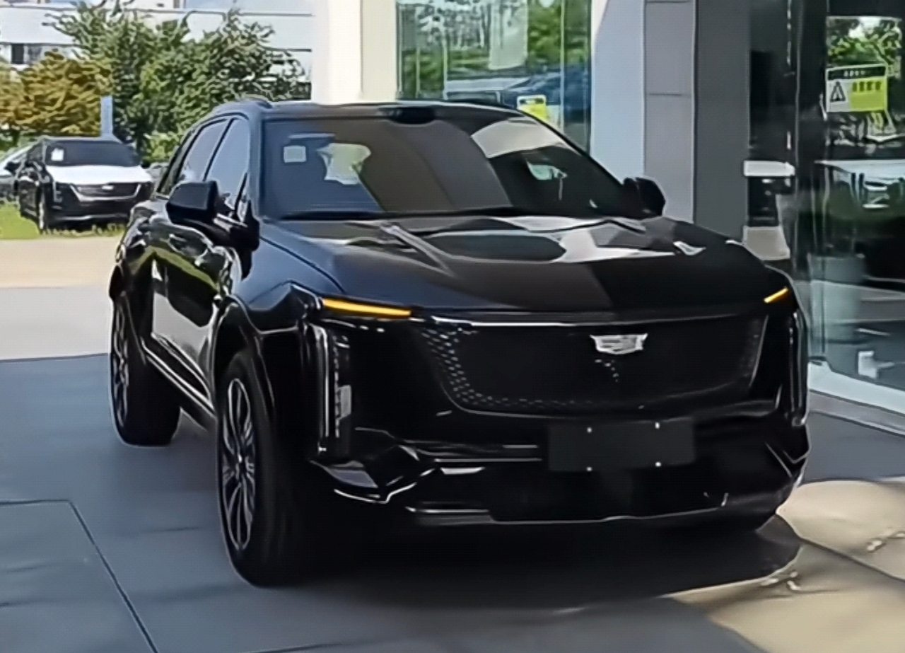 XT5配置用料不差，价格更低，为什么却卖不过宝马X5？
 
懂车的人都很疑惑一件事：论硬实力，凯迪拉克XT5真的不差，价格还划算一大截。
 
可现实很打脸，销量始终被宝马X5稳稳压一头。
 
单纯看车本身，XT5真的挑不出大毛病。
 
先看硬件：全系标配2.0T高功率动力，马力足、提速稳，家用、高速