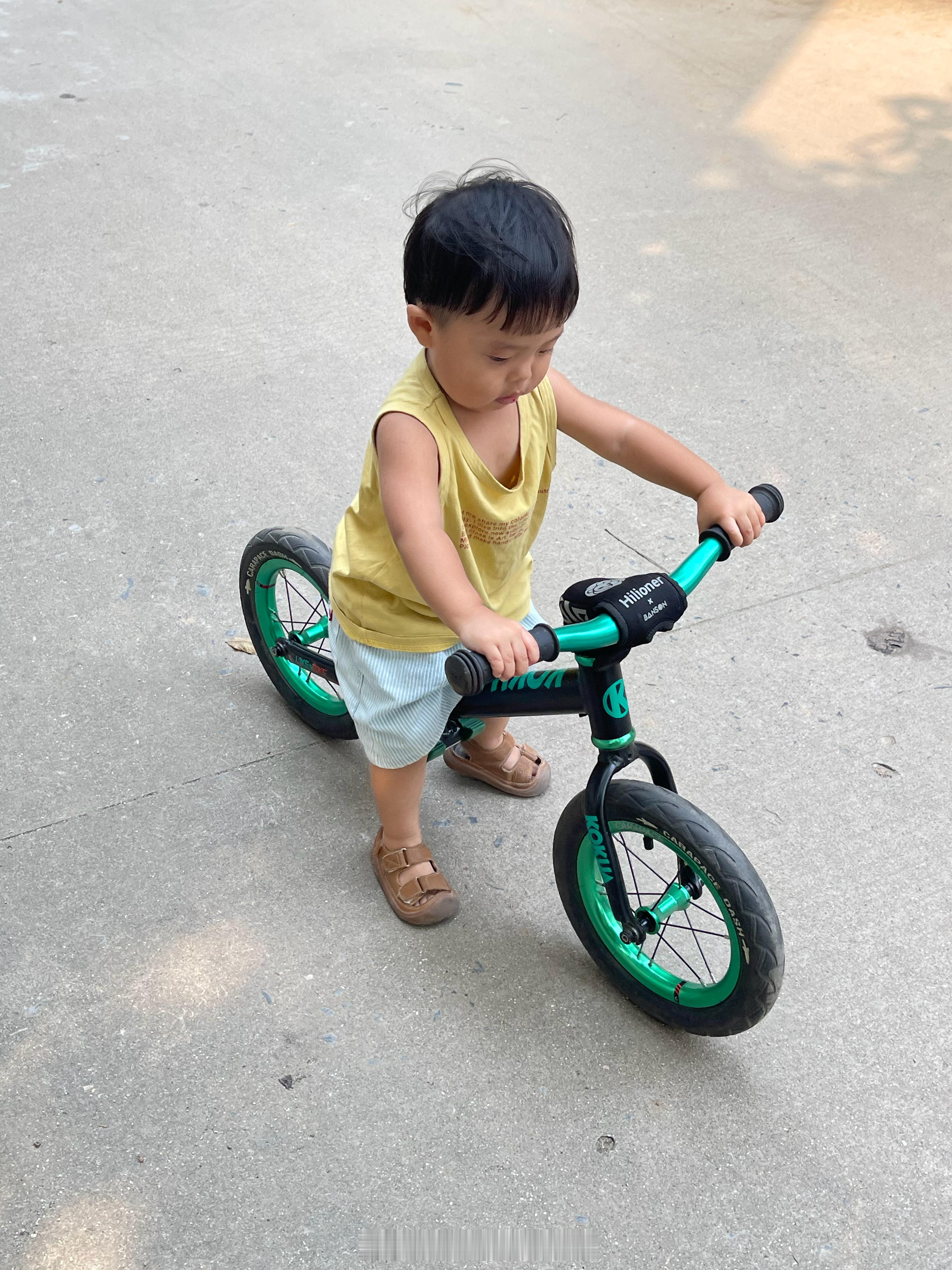 哥哥的平衡车弟弟终于也能骑上了！ ​​​