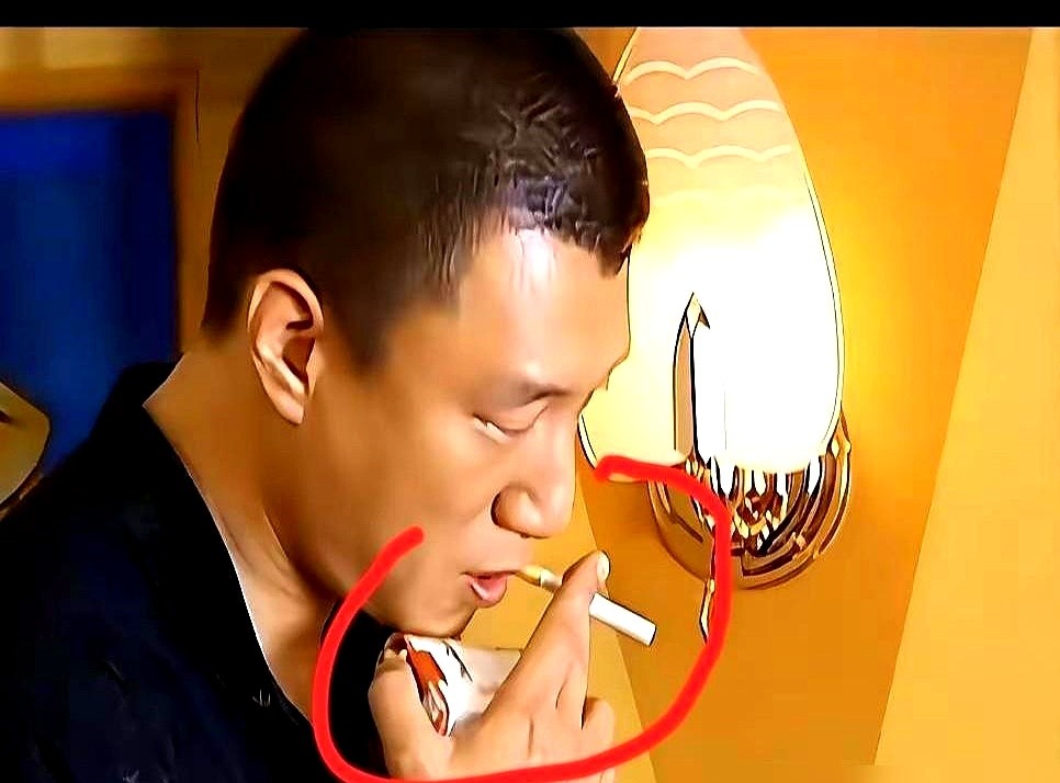 剧组递上的草本假烟被孙红雷直接扔了回去。

拍央视《暗城代号》时，他满大街扒拉真白皮烟，问遍了整条街。自打2011年下死命令控烟后，横店的行规就成了抽茶叶卷和中药卷。演员吸一口吐一口，纯冒烟，肺里根本没进东西。剧组怕棚里呛人，也怕被控烟协会盯上发“脏烟灰缸奖”。

但孙红雷咽不下这口假烟。他说假烟味