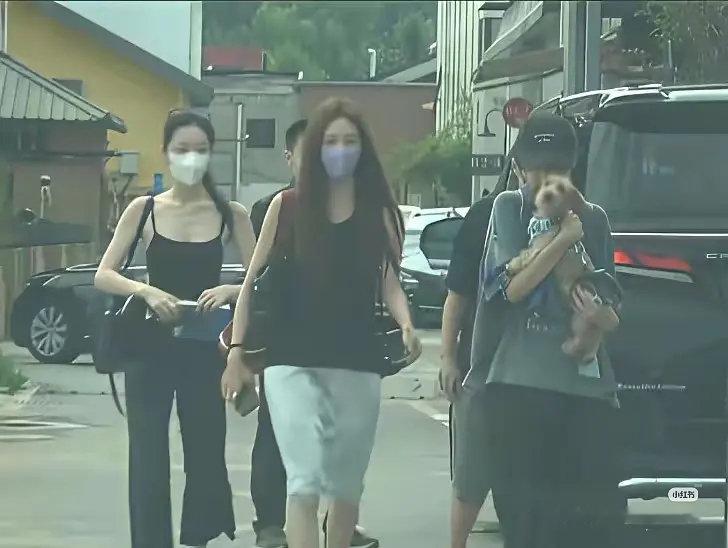 宋妍霏加入了王菲母女三人一起同游云南
看来王菲接受了窦靖童的朋友，王菲真是对女儿太好了 ​