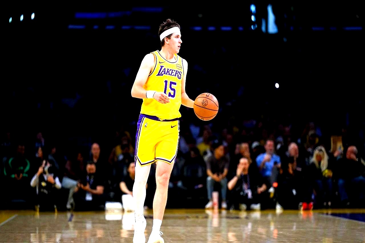 湖人真不能再指望肯纳德每场都当神仙了。    41岁的詹姆斯还在扛着球...