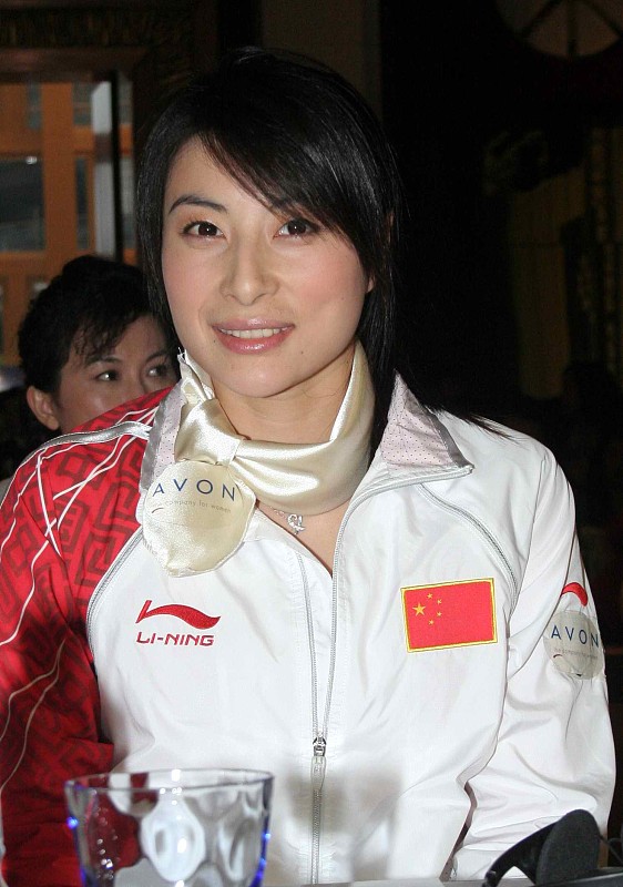 郭晶晶对体育事业贡献巨大。她是中国跳水的传奇，是“跳水女皇”，靠坚韧意志与对梦想的执着，一路摸爬滚打，斩获四枚奥运金牌，她的辉煌成就激励无数人投身跳水运动。
在赛场外，她也没缺席。跳水世界杯总决赛，她以嘉宾身份现身，虽不在聚光灯下，却在幕后支持年轻选手。她的出现，给