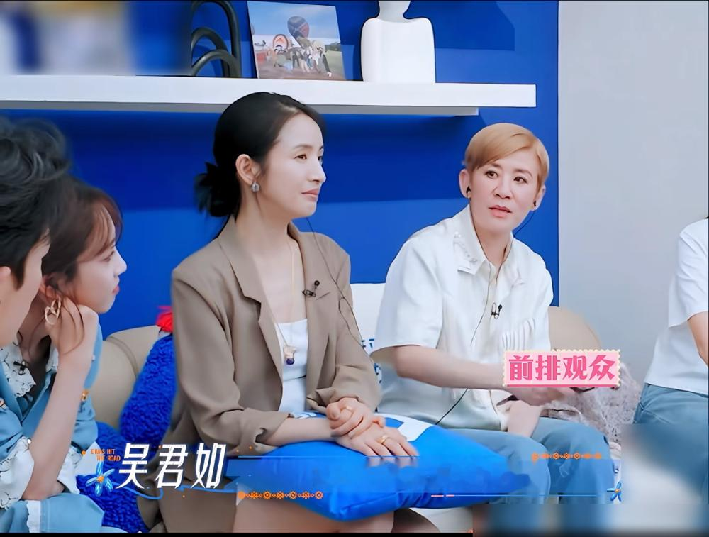 一张大床，吴君如直接给殷桃定了性：这人能深交。
两人原本没交情，录花少分房，殷桃主动把更舒服的大床让给吴君如，自己睡剩下的。没客套，没犹豫，也没镜头前演。
吴君如看人只认一个真。节目里看世界杯，殷桃要击掌欢呼，被她一把按住，那餐厅坐满当地球迷，喊错就是事。她护住她，也信她。
成年人的信任，有时