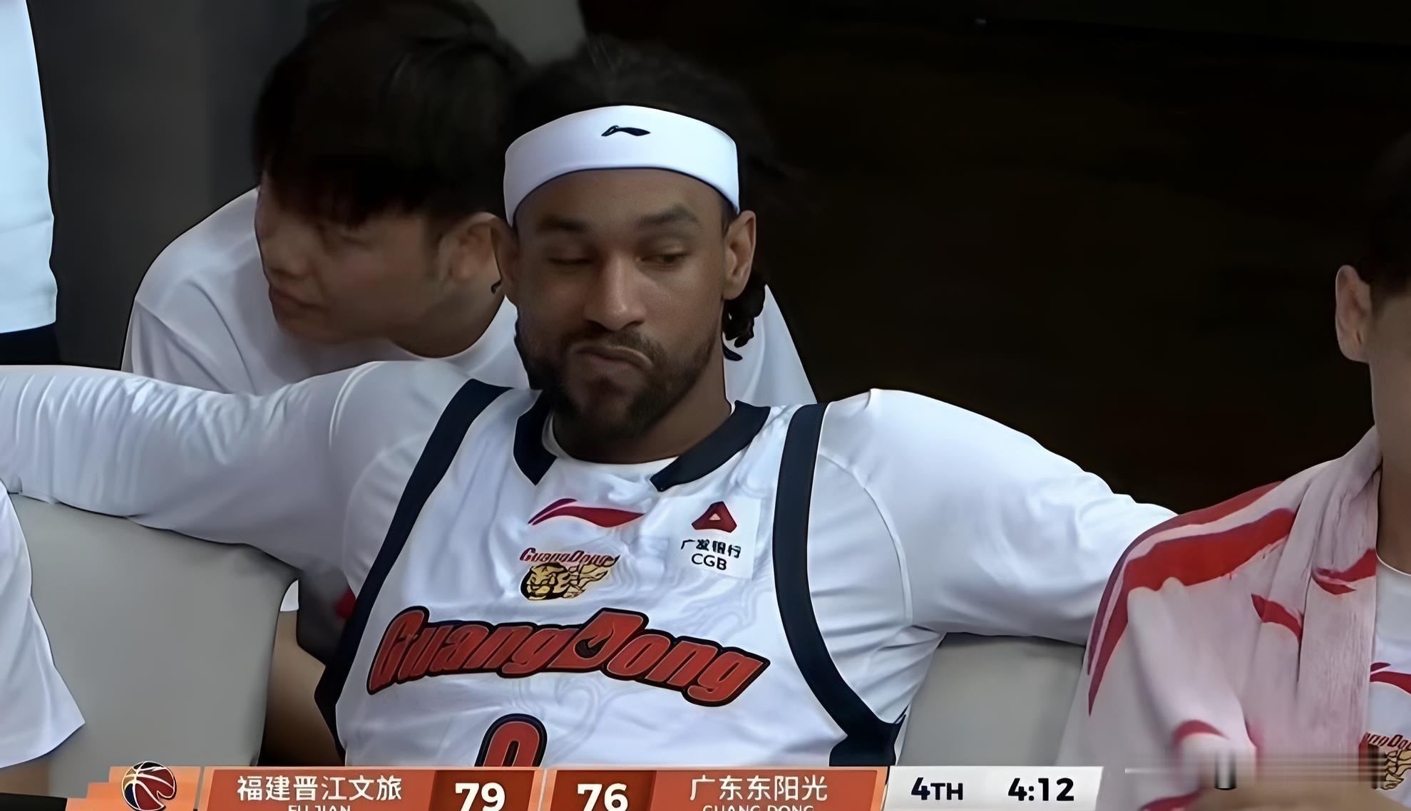 萨林杰官宣退役，广东队还真成外援养老院了？怎么来一个退役一个？

要知道，在上个赛季萨林杰还是广东队花了大价钱，从北控手里挖来的。

5月份的CBA季后赛，萨林杰还是杜锋手底下，内线的主打外援。

这距离CBA赛季结束，才过去了多久，萨林杰这就官宣退役了？

无独有偶，来广东队效力，CBA赛季结束后