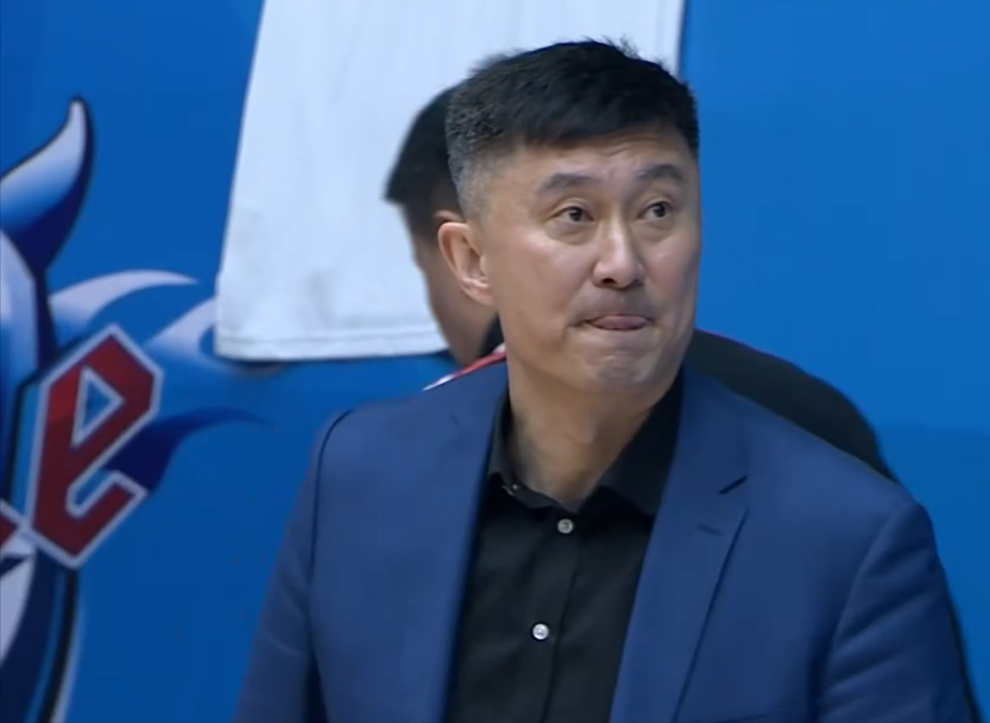 说白了，广东队这赛季就毁在“跑”字上。不是跑得快，是跑偏了。 你看他们...