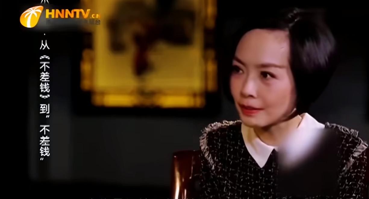 鲁豫当年当面问小沈阳，红透半边天的时候有没有想过换个老婆，这话换谁听了都得掂量掂量怎么圆场。
结果他连磕绊都没打，直接回了一句“从来没有”。
当年他穿着苏格兰裙子一夜爆红，出场费从几百块蹿到几十万，走到哪儿都是人山人海。名利场里最不缺的就是诱惑，尤其是突然暴富的男人，换副座驾、换个枕边人，好像成