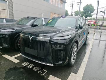 喜提岚图泰山X8，庭院级大五座空间，三腔空悬搭配后轮转向，家用商务出行一步到位。