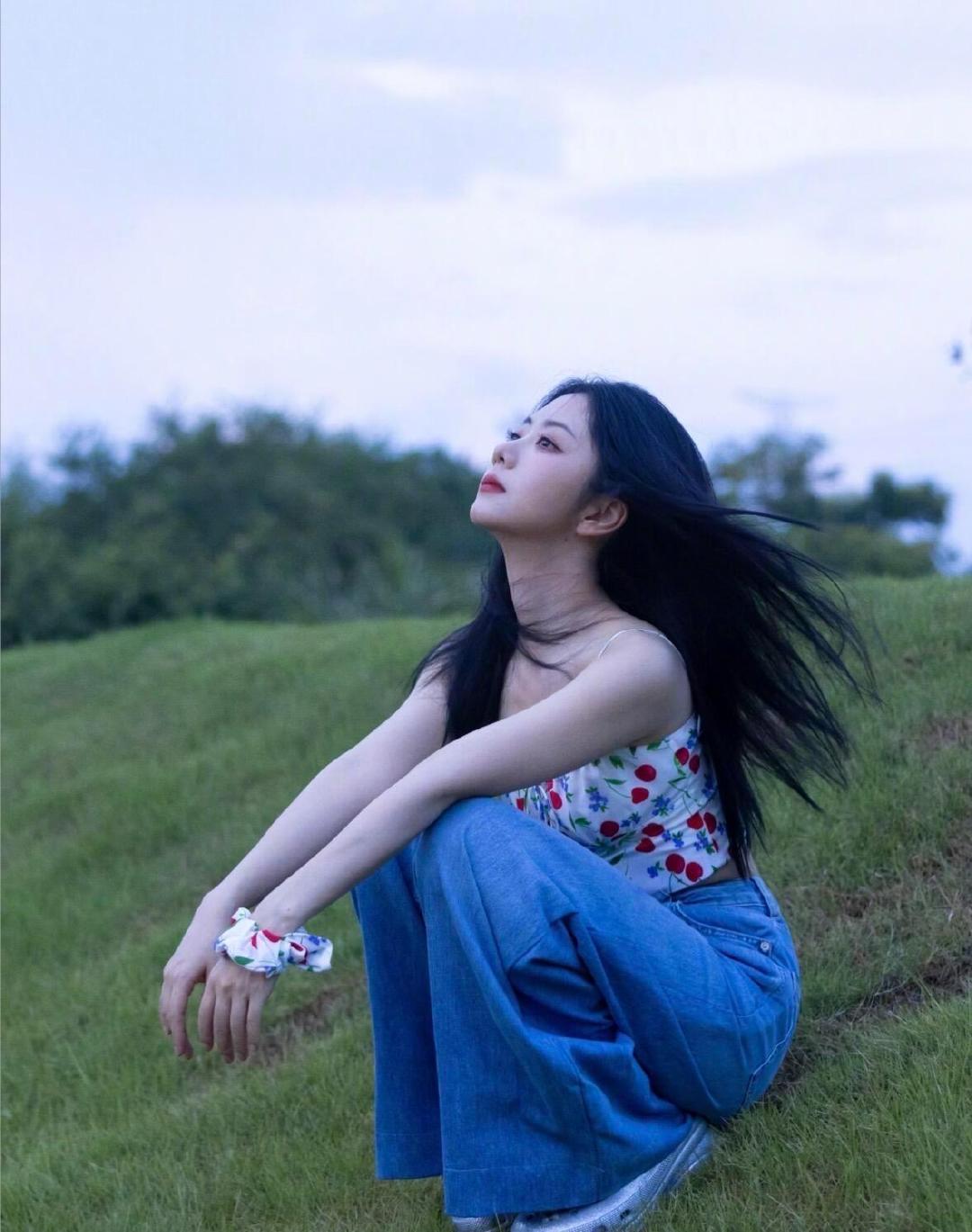 #谭松韵曾让何炅帮忙介绍对象# 何炅的回应很温柔，既没有敷衍，也没有过度八卦。这就是何老师的分寸感。#谭松韵曾让何炅帮忙介绍对象# ​